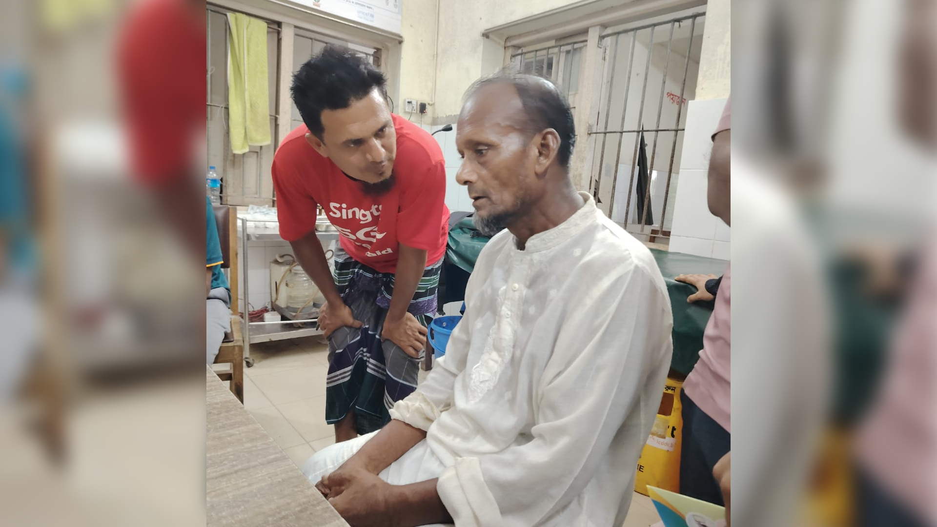 তুচ্ছ ঘটনার জেরে মসজিদ থেকে ফেরার পথে ৭২ বছরের বৃদ্ধের ওপর হামলা